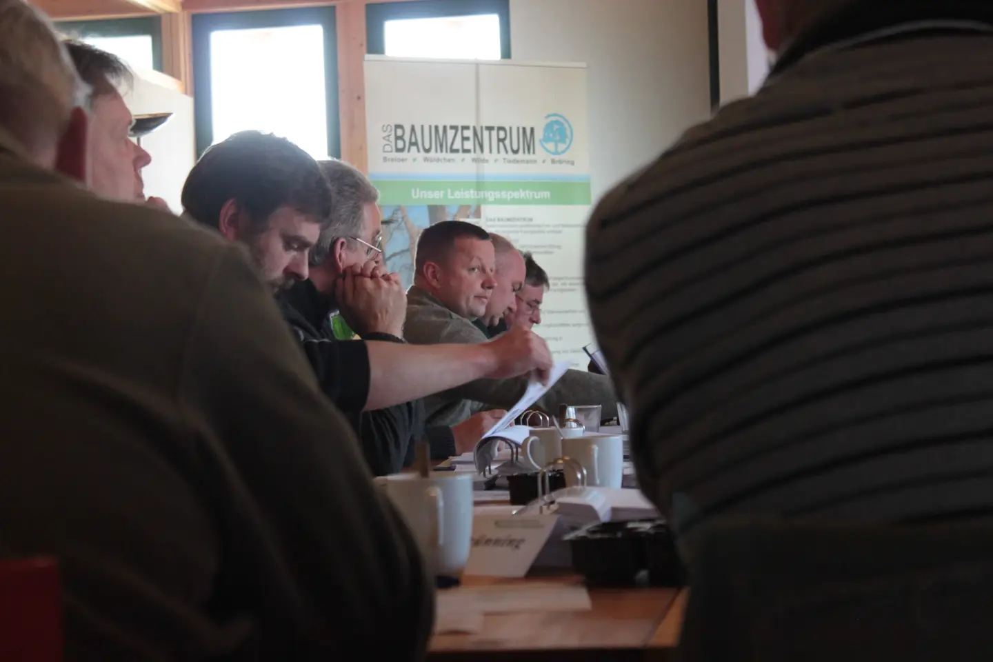 14.09.2022: Lehrgänge: Dendrologische Baubegleitung und Artenschutz Foto vom Ausbildungsraum mit Teilnehmern eines Seminar